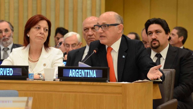 Nueva York. El Canciller Héctor Timerman expuso hoy en el Comité de Descolonización de la ONU la posición argentina que ratifica la plena disposición de nuestro país para encontrar una solución pacífica a la disputa de soberanía en la Cuestión Malvinas. A la izq. del Canciller la representante argentina ante la ONU, María Cristina Perceval.